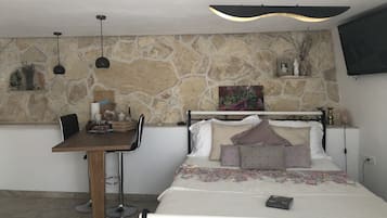 Deluxe Studio | In-room safe, blackout drapes, soundproofing, iron/ironing board