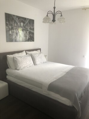 خزنة داخل الغرفة وستائر تعتيم وتجهيزات عازلة للصوت ومكواة/لوح كي