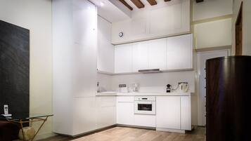 Réfrigérateur, micro-ondes, four, plaque de cuisson