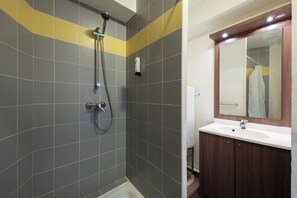 Studio, bếp nhỏ (with Air Condintioning) | Phòng tắm | Buồng tắm vòi sen, khăn tắm 