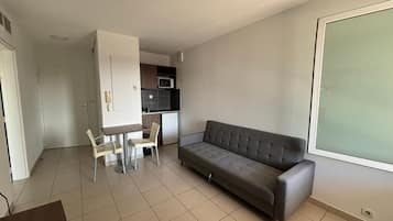 Classic-Apartment | Wohnbereich | Flachbildfernseher