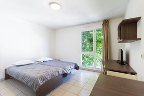 Studio, Kitchenette (with Air Condintioning) | In-room safe, desk, soundproofing, free WiFi - Garden & City Toulon (Toulon)