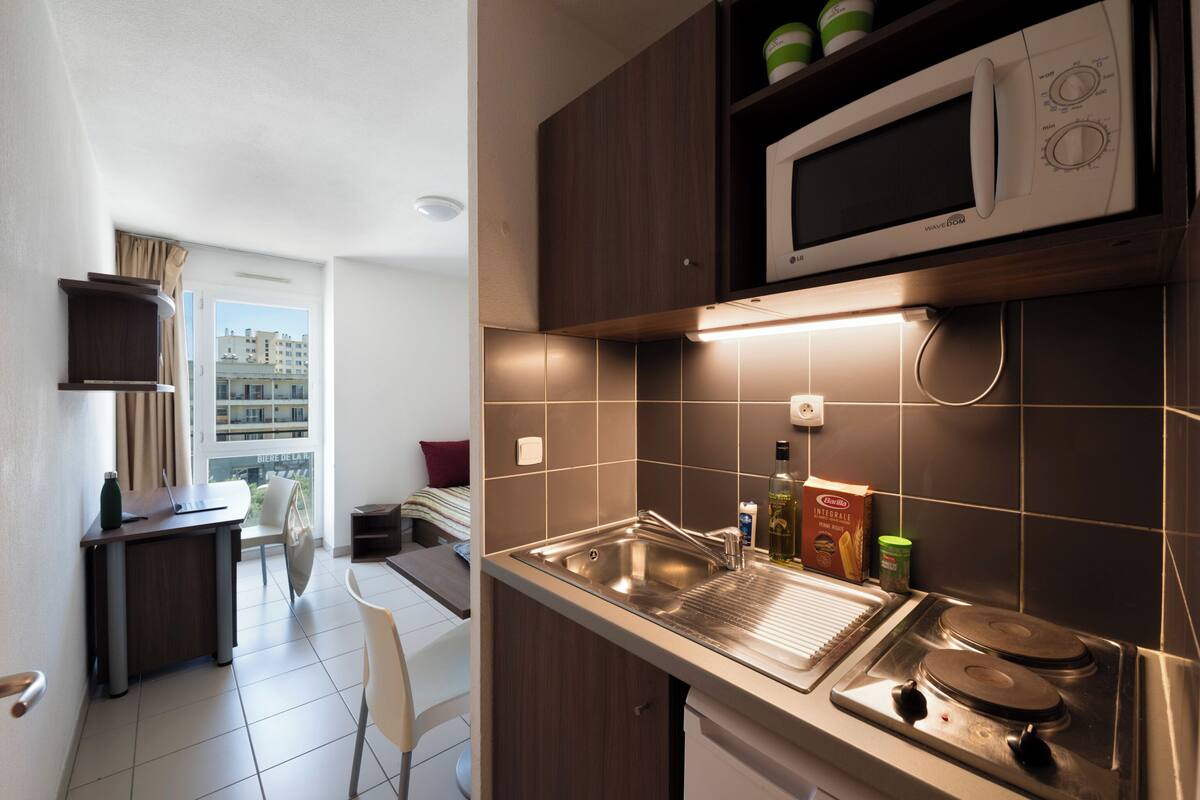 Studio, Kitchenette (with Air Condintioning) | In-room safe, desk, soundproofing, free WiFi