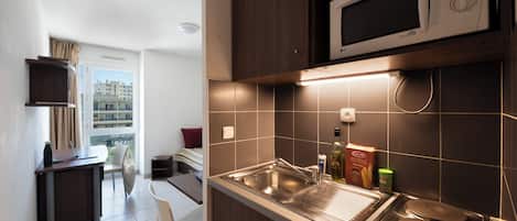 Studio, Kitchenette (with Air Condintioning) | In-room safe, desk, soundproofing, free WiFi