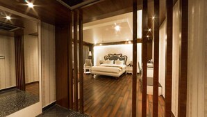 Room - Costa Riviera Hotel (Varanasi)