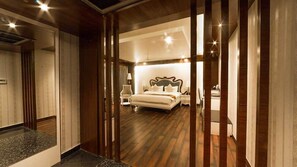 Een minibar, een kluis op de kamer, een strijkplank/strijkijzer