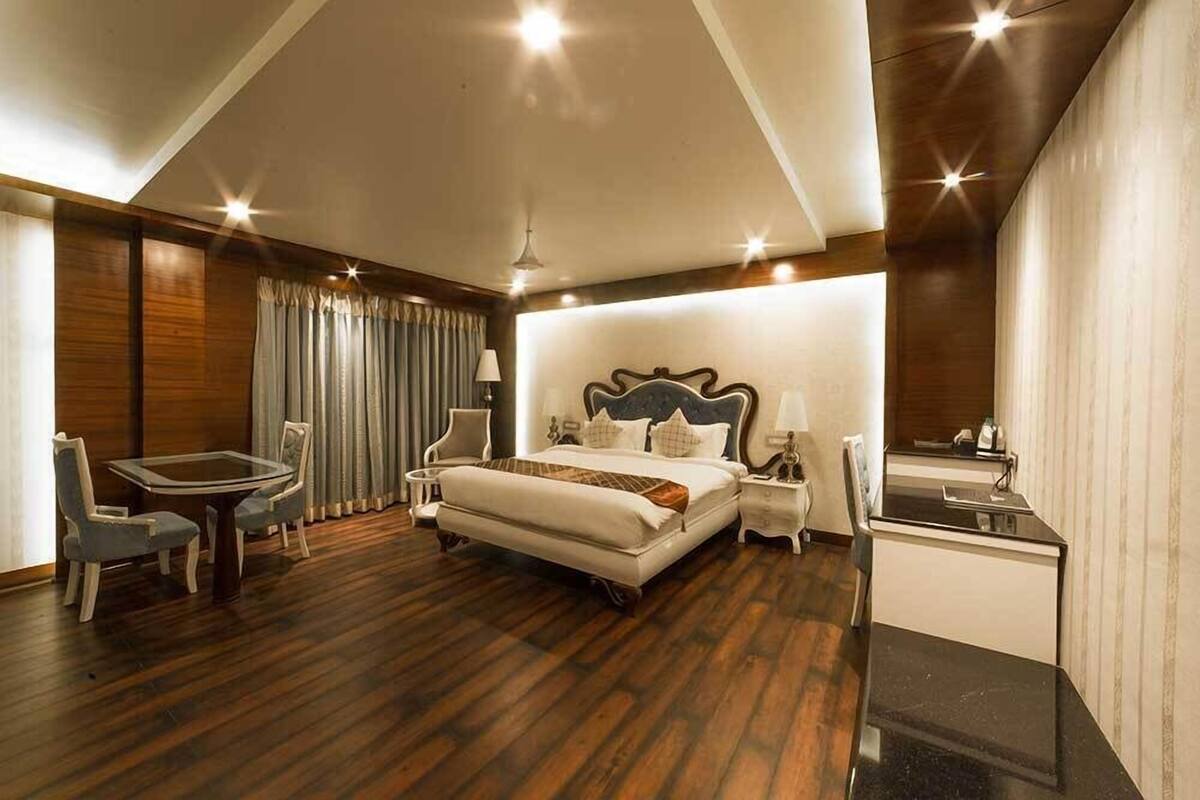 Luxury Room | Minibar, in-room safe, iron/ironing board (on request), WiFi (free)
