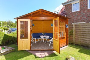 Outdoor dining - Apartment "Starboard" - "House Beluga" (Esens)