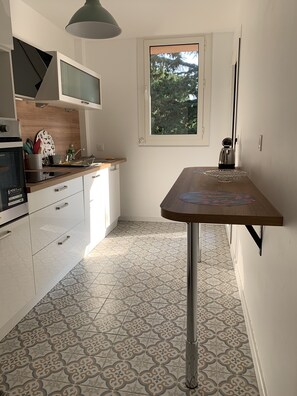 Kühlschrank, Mikrowelle, Ofen, Herdplatte