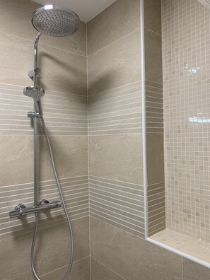 Douche, articles de toilette (gratuits), séchoir à cheveux