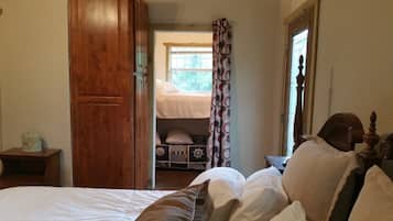 2 bedrooms, iron/ironing board, travel cot, free WiFi