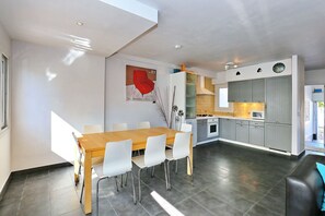 Dining - BAHIA 28 Lovely villa with PRVATE POOL and garden. 300m from the beach (Empuriabrava)