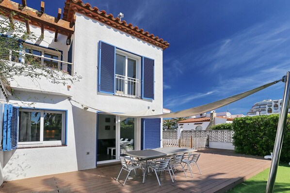 Outdoor dining - BAHIA 28 Lovely villa with PRVATE POOL and garden. 300m from the beach (Empuriabrava)