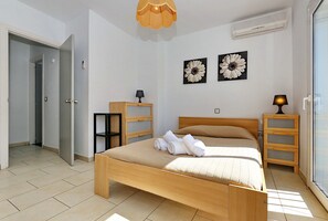 3 chambres, coffres-forts dans les chambres, fer et planche à repasser