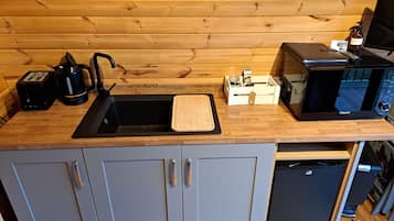 Een koelkast, een microgolfoven, een waterkoker, een broodrooster