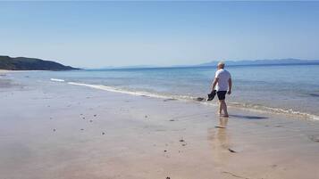 Una spiaggia nelle vicinanze, lettini da mare