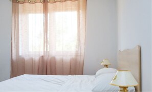 Family Room (4-5) | Premium bedding, minibar, blackout drapes, rollaway beds - B&B Volcano Domus (Alliste)