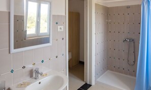 Family Room (4-5) | Bathroom | Free toiletries, hair dryer, bidet, towels - B&B Volcano Domus (Alliste)