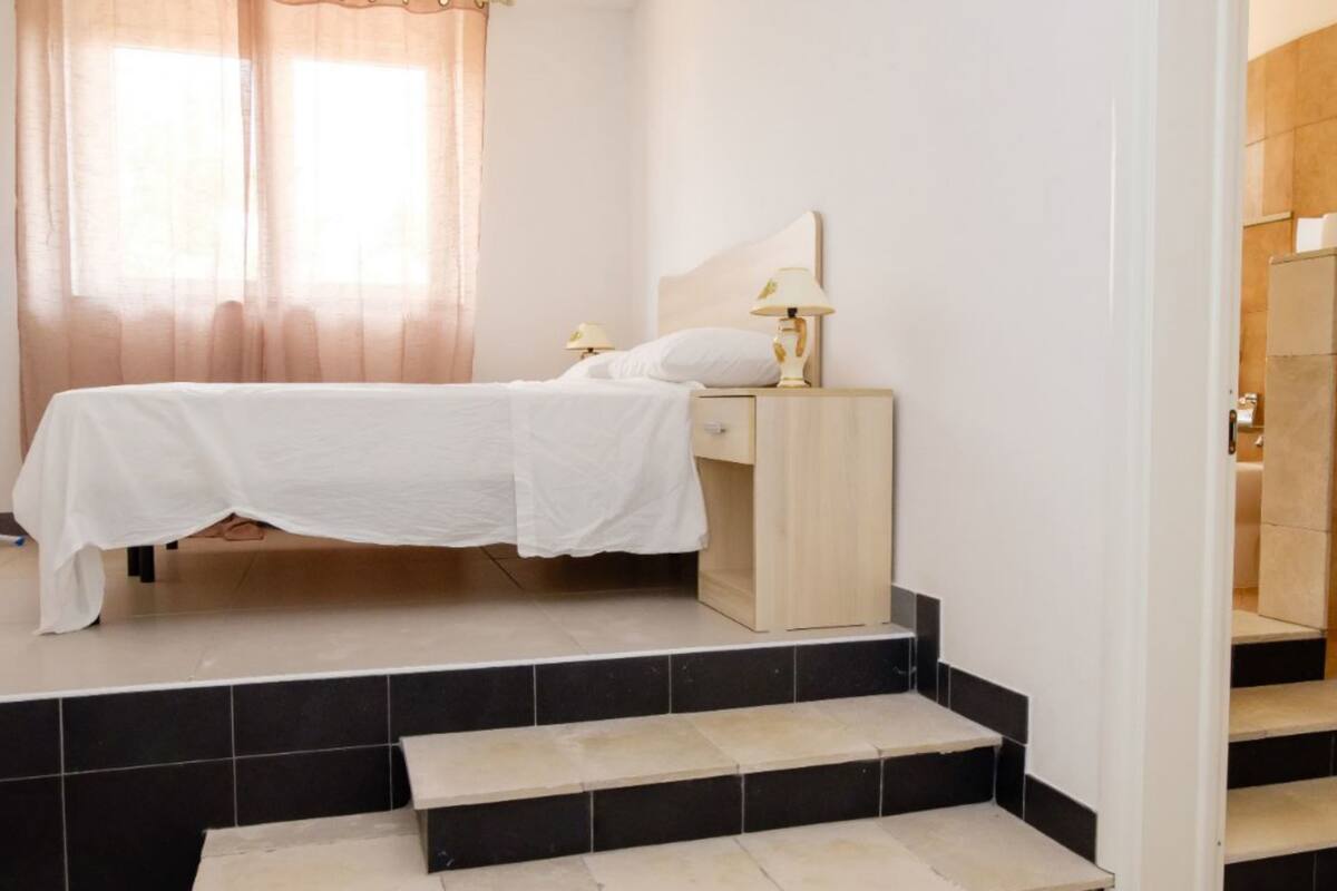 Habitación familiar (4-5) | Ropa de cama de alta calidad, minibar, cortinas opacas