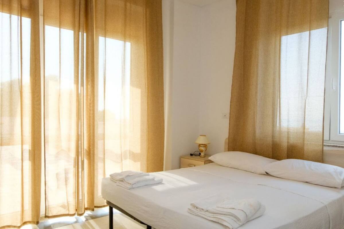 Habitación Confort doble, bañera de hidromasaje, vistas parciales al mar (1) | Ropa de cama de alta calidad, minibar, cortinas opacas