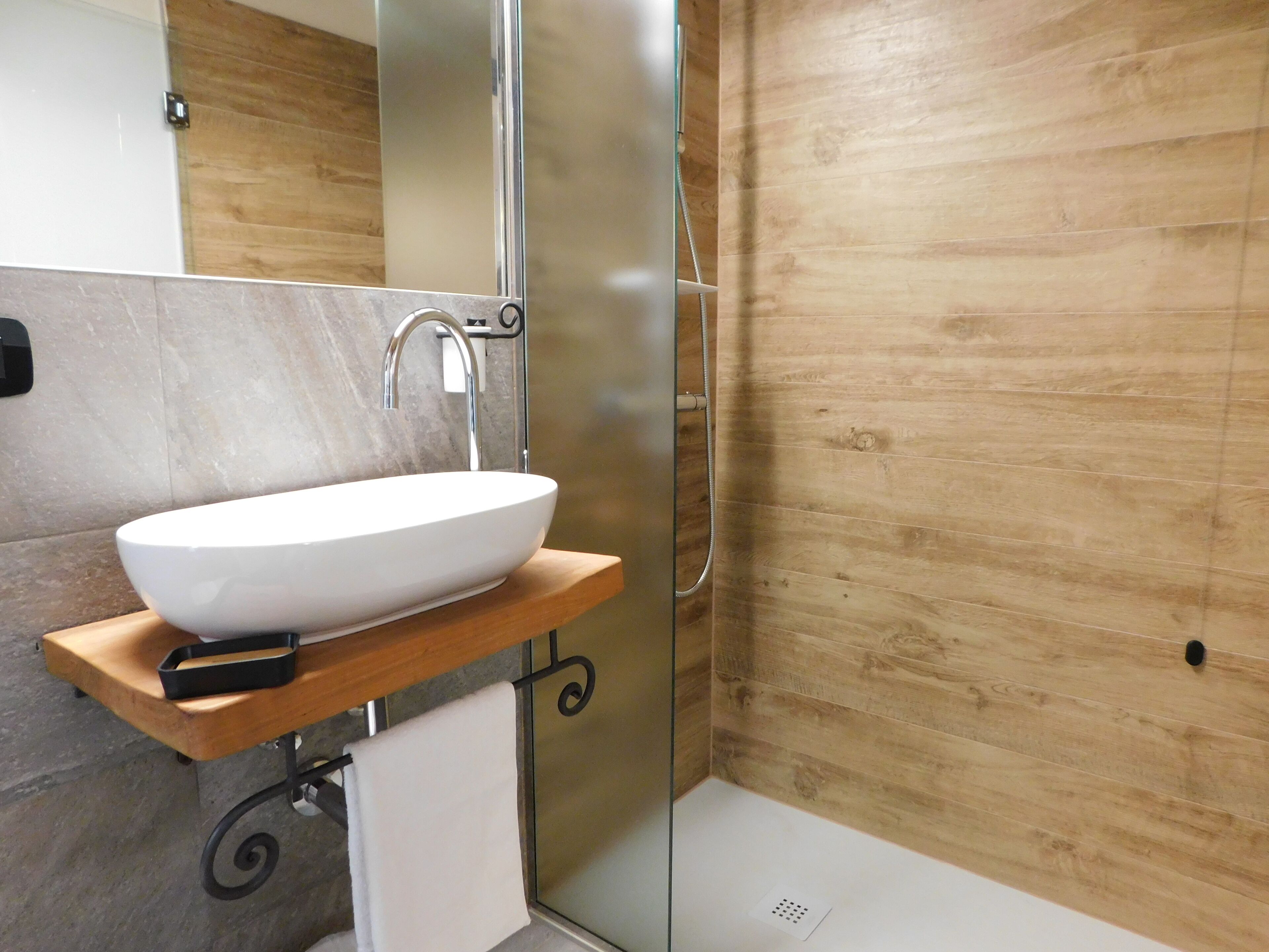 Dusche, Regendusche, Haartrockner, Handtücher