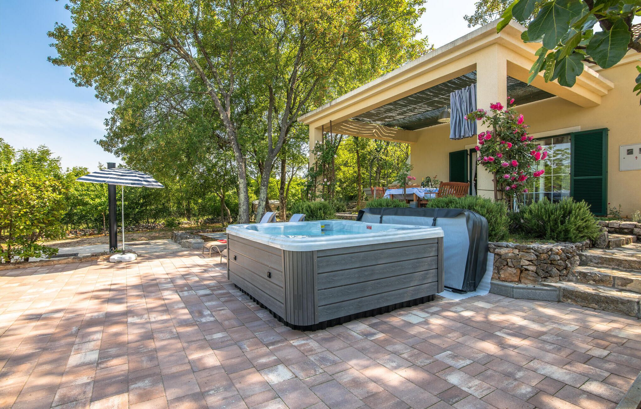 Outdoor spa tub