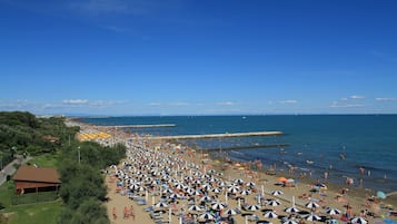 Beach nearby, free beach shuttle, sun loungers, beach umbrellas