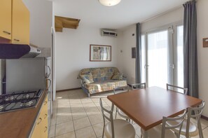 アパートメント 1 ベッドルーム | リビング エリア | テレビ