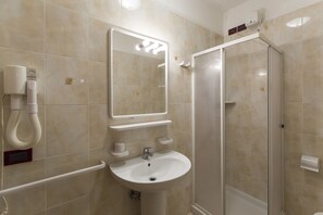 Appartement, 1 chambre | Salle de bain | Douche, séchoir à cheveux, bidet