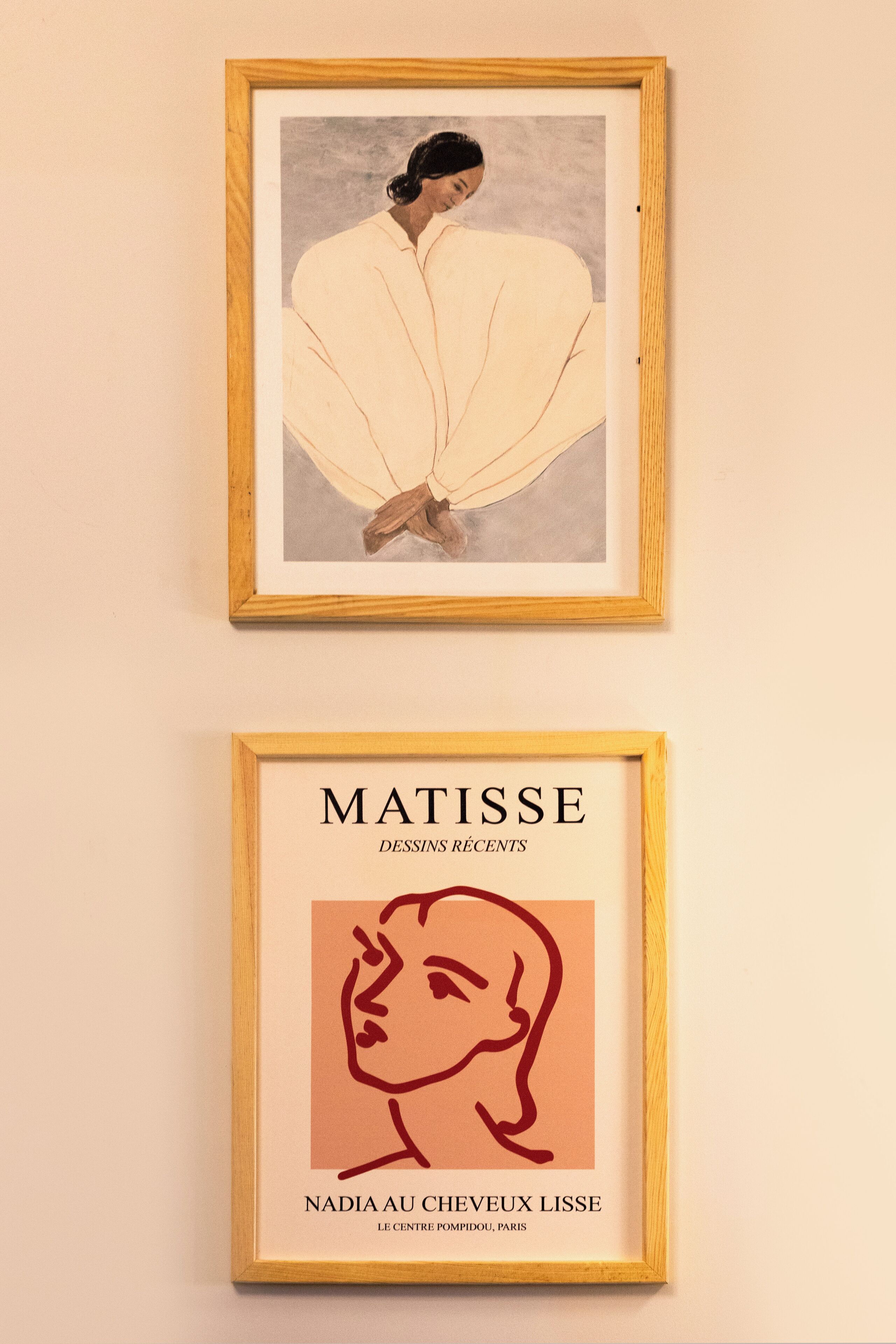 Dos obras de arte enmarcadas en una pared.