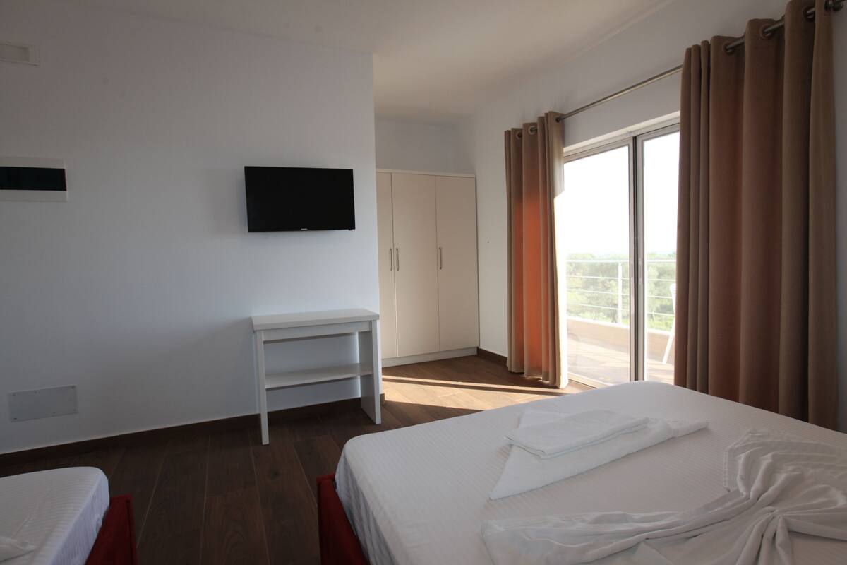 Tremannsrom – standard | 1 soverom, skrivebord og ekstrasenger (mot et tillegg)