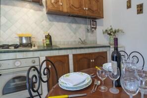 Villa, 2 Bedrooms | Private kitchen | Full-size fridge, microwave, oven, stovetop - Casa Punta Paradiso (Praiano)
