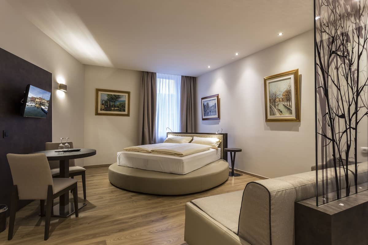 Chambre triple supérieure, accessible aux personnes à mobilité réduite, salle de bain attenante | 1 chambre