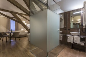 Deluxe Suite, Ensuite, City View (Hochzeits Suite) | Bathroom - Hotel Jakobslust (Gruenstadt)