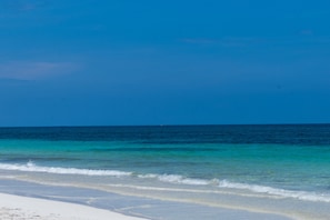 Plage, chaises longues, serviettes de plage