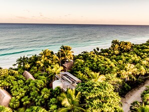 En la playa, camastros y toallas de playa 