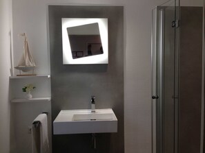 Unclassified image, 3 of 27, button