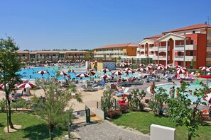 Een seizoensgebonden buitenzwembad en parasols bij het zwembad