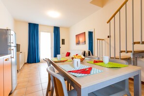 Duplex classique, 1 chambre | Aire de séjour | Téléviseur