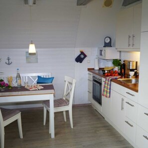 Kylskåp, ugn, diskmaskin och kaffe- och tebryggare