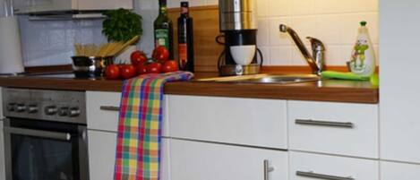 Frigorífico, horno, lavavajillas y cafetera o tetera