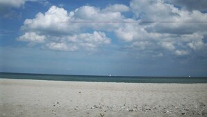 A beach with a clear sky and calm sea. - Apartment De lütte Stove - Apartment Woydt De lütte Stove (Kappeln)