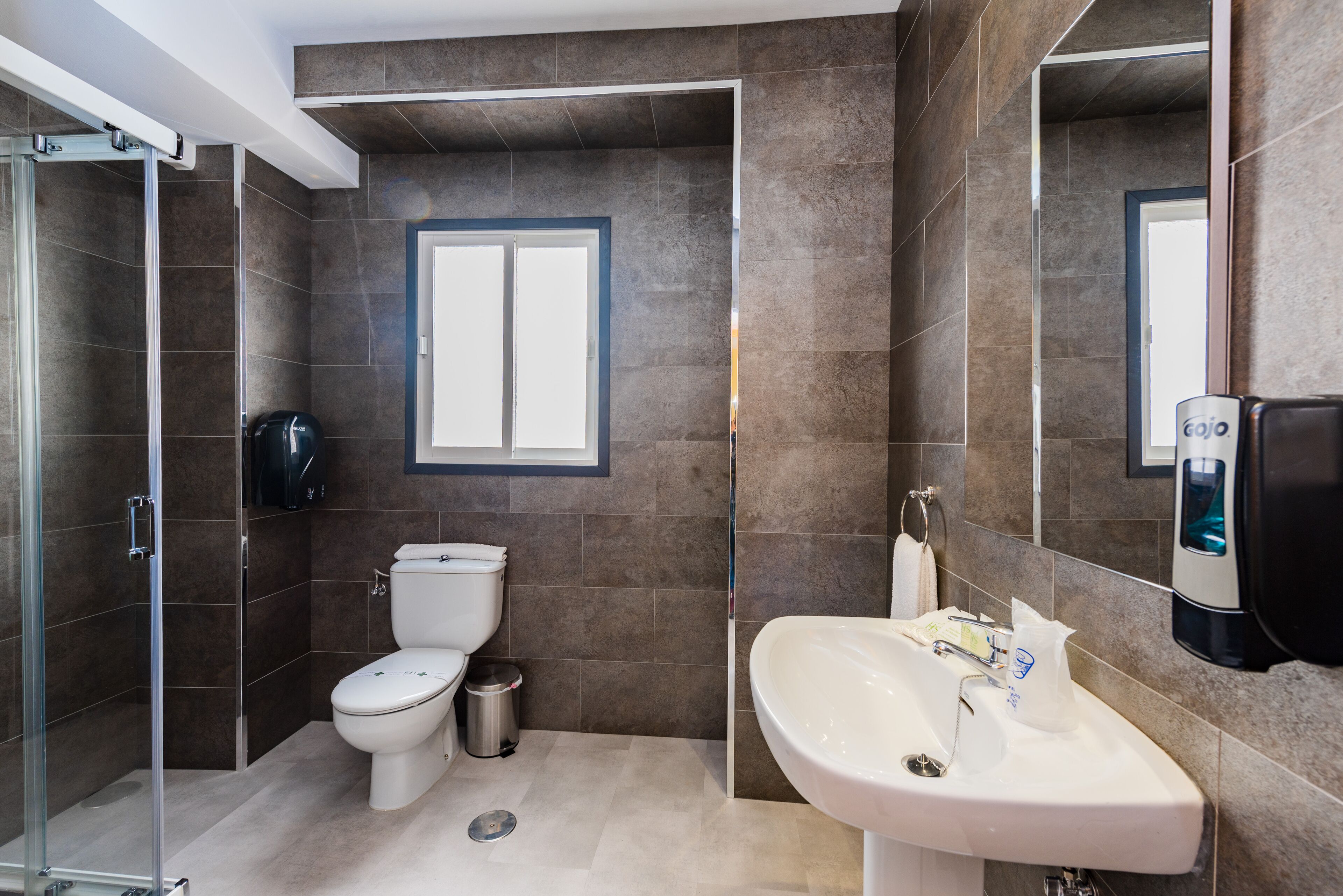 triple room | bathroom | hair dryer, towels, soap, shampoo