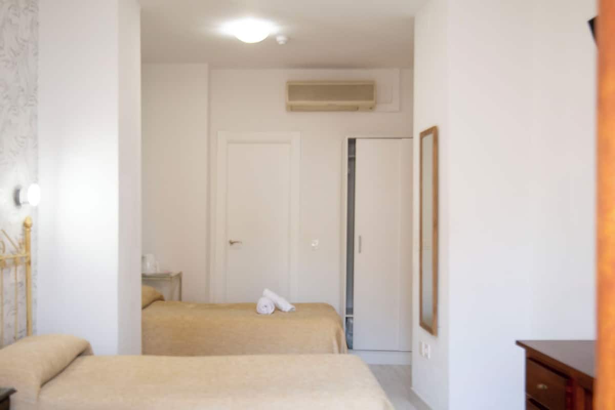 Chambre Triple | Wi-Fi gratuit, draps fournis