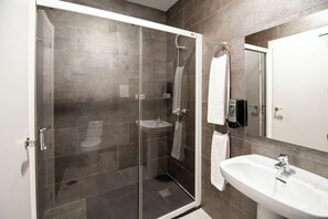 Triple Room | Free WiFi, bed sheets - Hotel Manzanito (Antequera)
