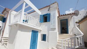 A white building with blue shutters and a balcony. - Bed and Breakfast Casa Tropea (Tropea)
