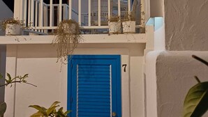 A two-story building with a blue door and white walls. - Bed and Breakfast Casa Tropea (Tropea)