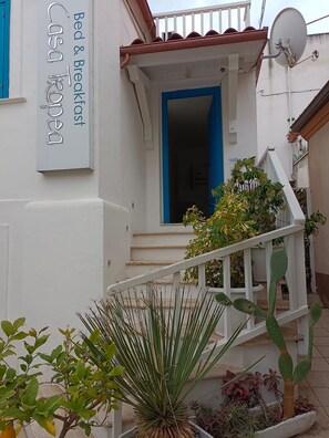 A building with a sign reading "Bed & Breakfast Casa Trefed". - Bed and Breakfast Casa Tropea (Tropea)