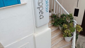 A staircase leading to a building with a sign reading "Breakfast & Breakfast." - Bed and Breakfast Casa Tropea (Tropea)