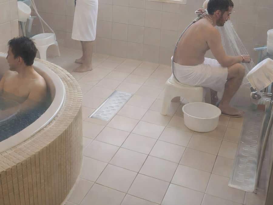 Mökki, vain miehille (Capsule Room) | Kylpyhuone | Suihkun ja ammeen yhdistelmä, poreamme, hiustenkuivaaja, tohvelit